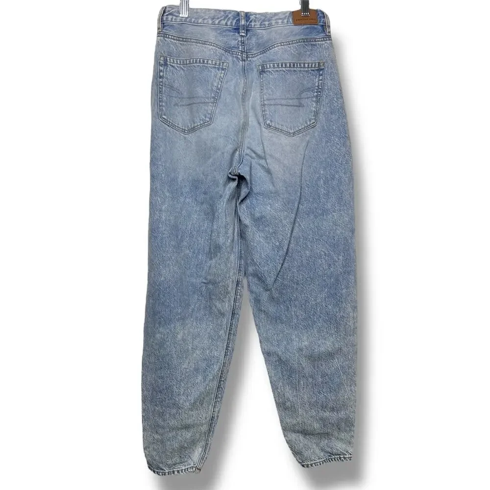 American Eagle Relaxed Mom Jeans Light Wash Size 4 Long